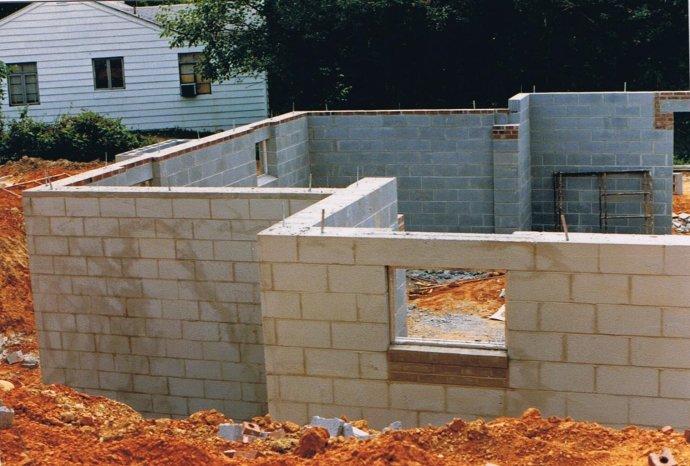 利用预制混凝土空心砌块建造低层住宅片段